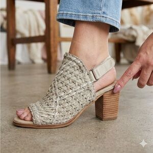 Very Volatile Brinkley Stone Woven Open Toe Sandals Women’s Size 9